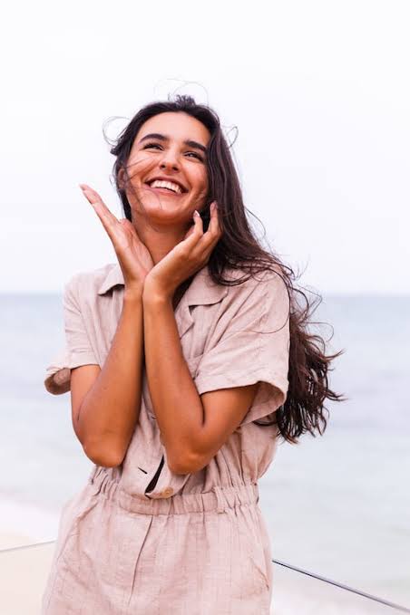 Femme souriante tenant une fleur, illustrant les connexions sincères recherchées par les personnes de plus de 40 ans sur les applications